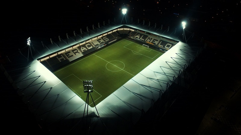 Heracles stadion bovenaf verlichting